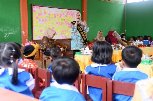 Kunjungi TK dan SD di Hari Pertama Masuk Sekolah, Nawal Lubis Sosialisasikan Transisi PAUD ke SD yang Menyenangkan